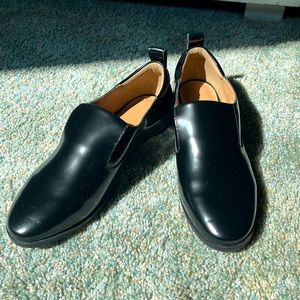 Aerosols size 6 flat patent leather black flats-never worn.